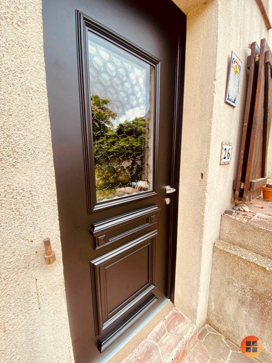 Pose d’une porte traditionnelle en aluminium EURADIF