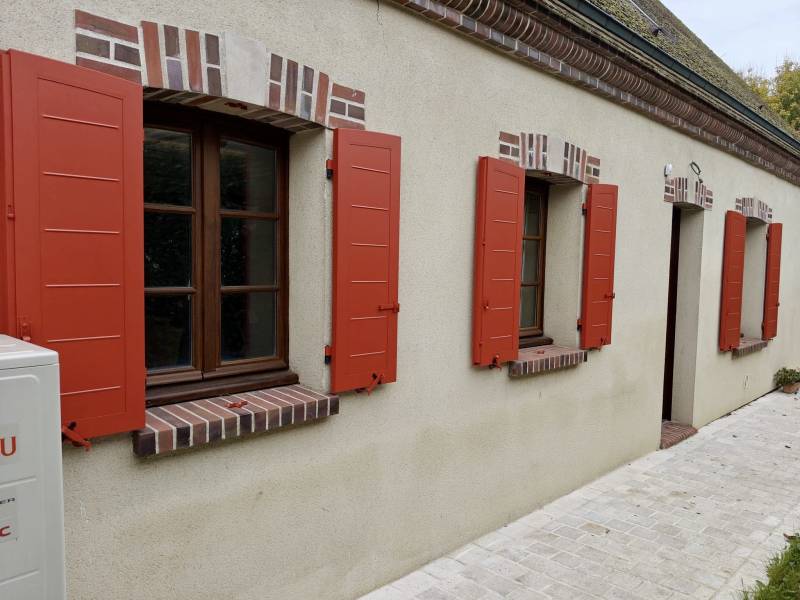 Vente et pose de volets battants isolant rouges VOLPRO en aluminium à Chartres  1