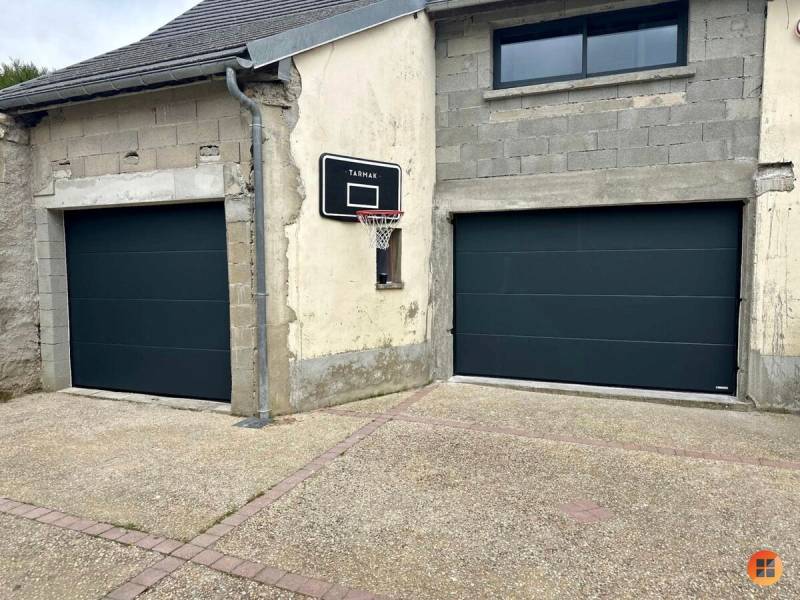 Pose d’une double porte de garage sectionnelle plafond