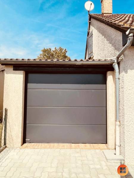 Pose d’une porte de garage sectionnelle en acier galvanisé